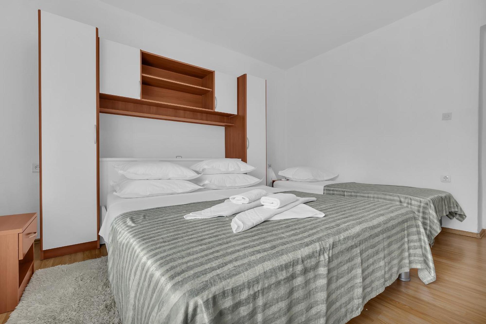 Apartment And Rooms Mila Makarska Esterno foto