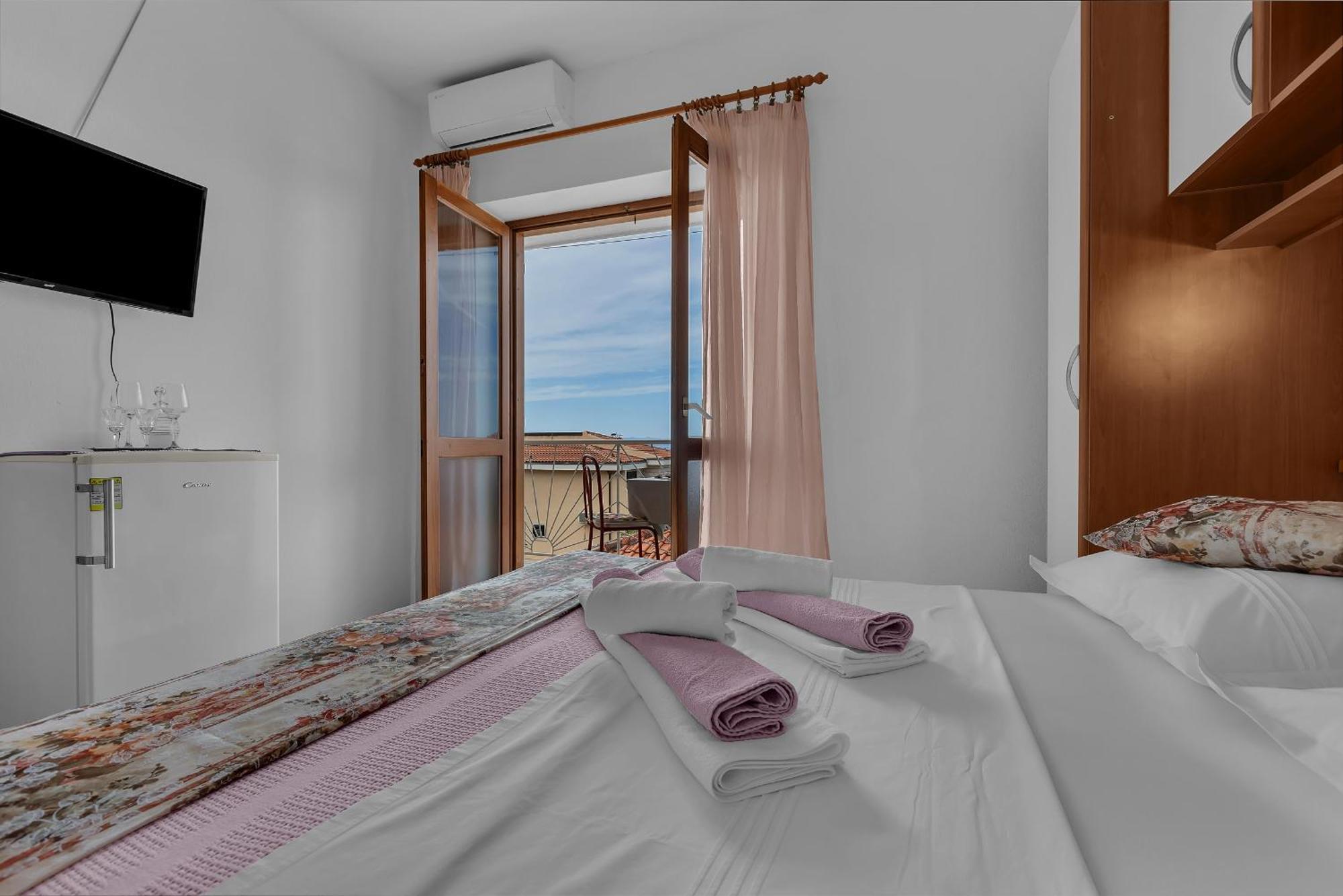 Apartment And Rooms Mila Makarska Esterno foto