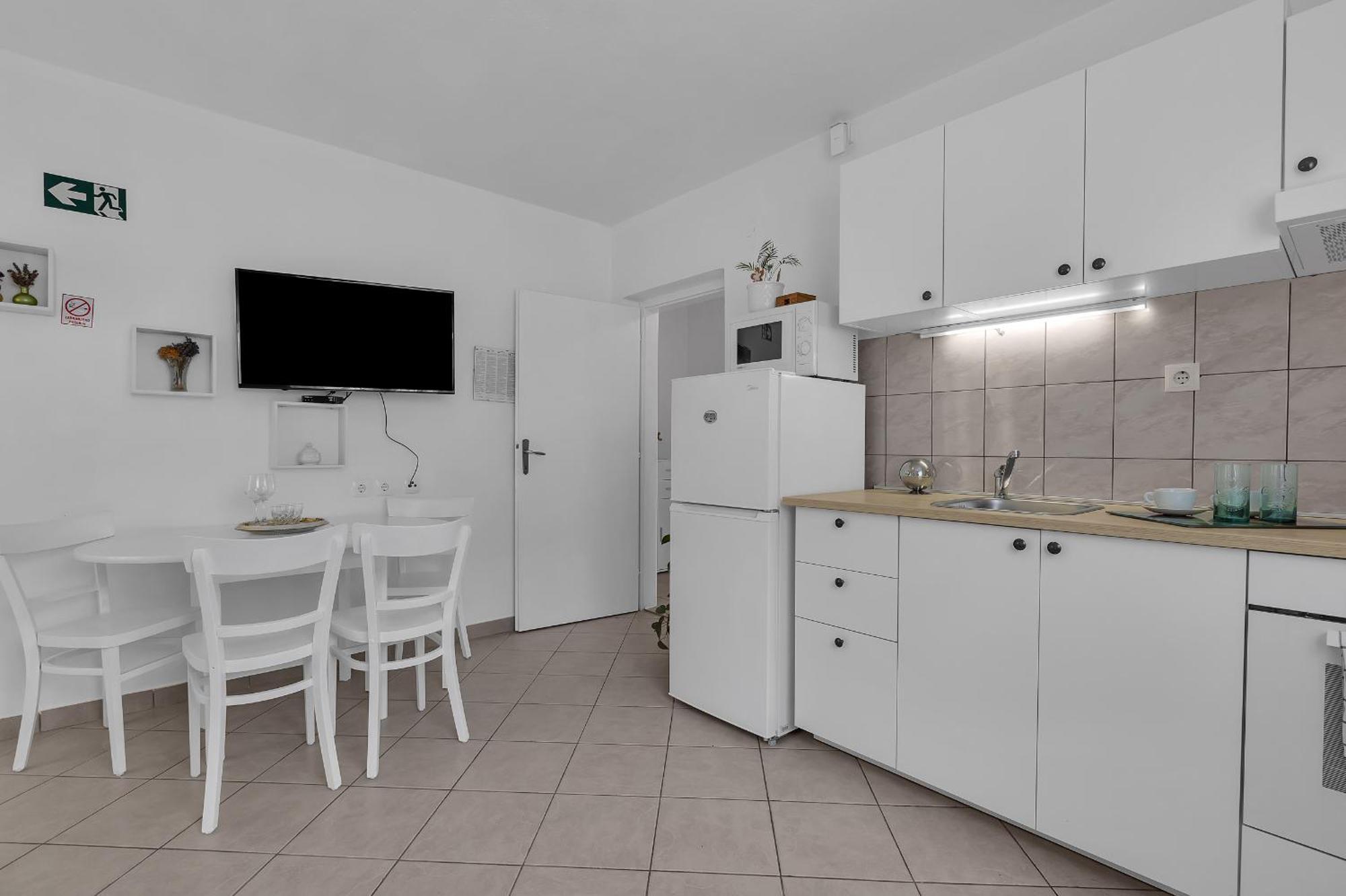 Apartment And Rooms Mila Makarska Esterno foto