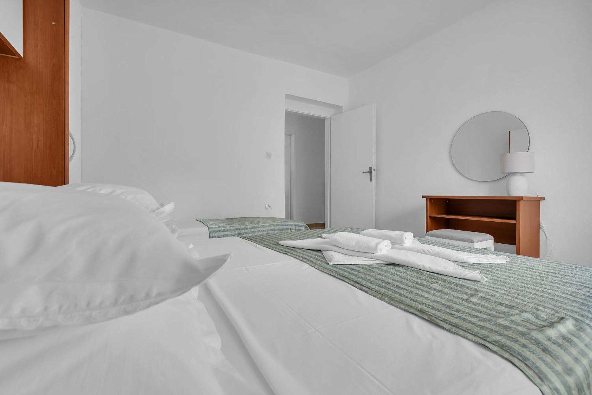 Apartment And Rooms Mila Makarska Esterno foto