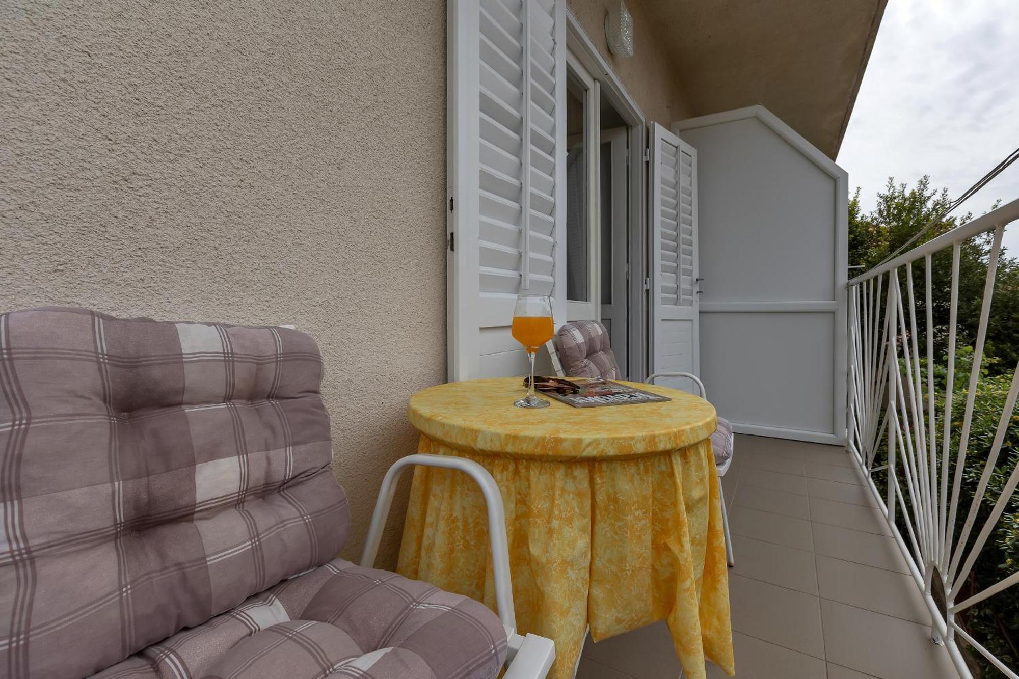 Apartment And Rooms Mila Makarska Esterno foto