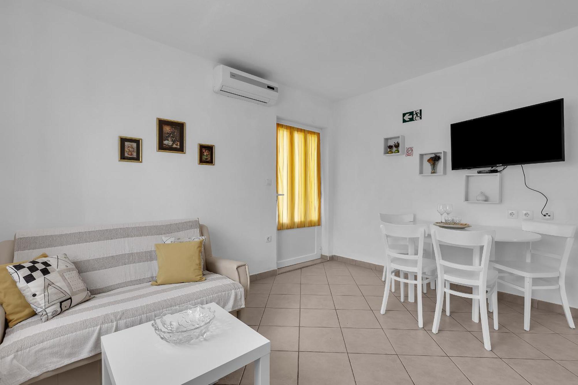 Apartment And Rooms Mila Makarska Esterno foto
