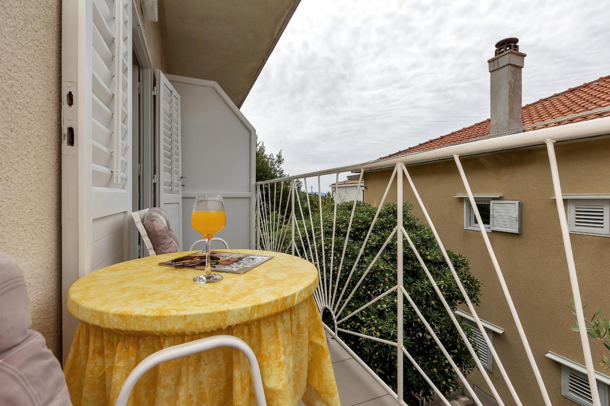 Apartment And Rooms Mila Makarska Esterno foto
